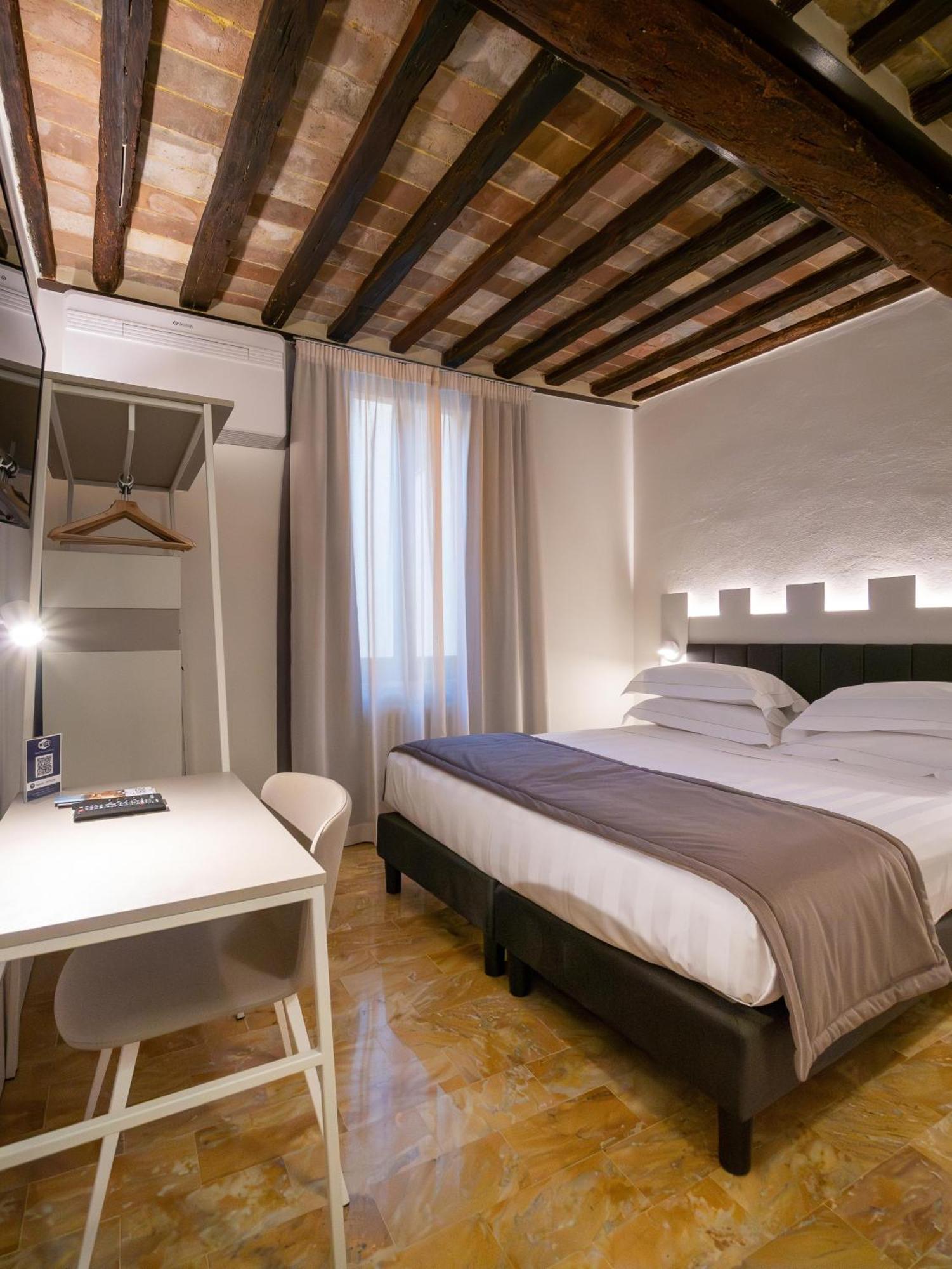 Hotel Torre Del Fuggisole Siena Esterno foto