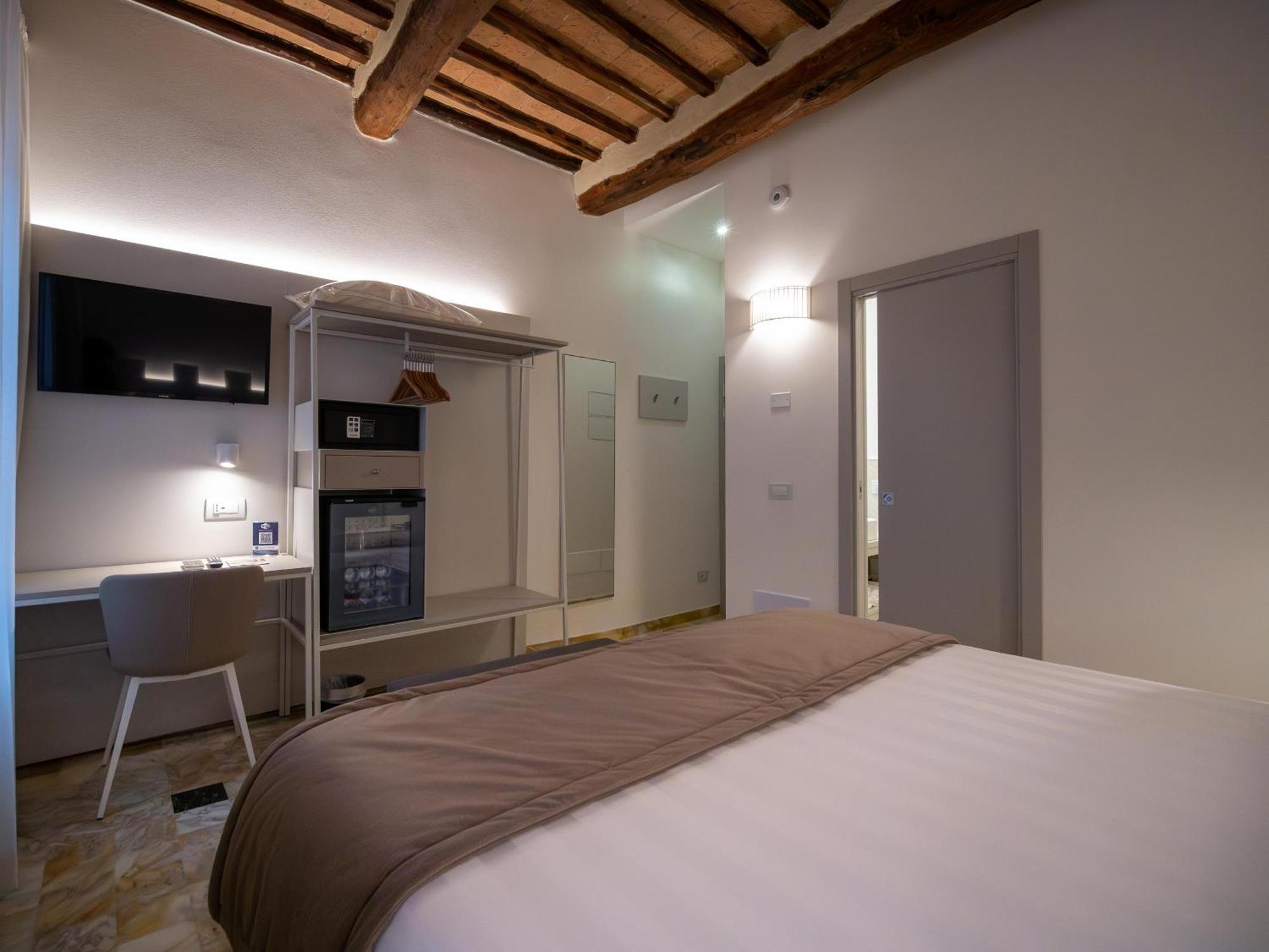 Hotel Torre Del Fuggisole Siena Esterno foto