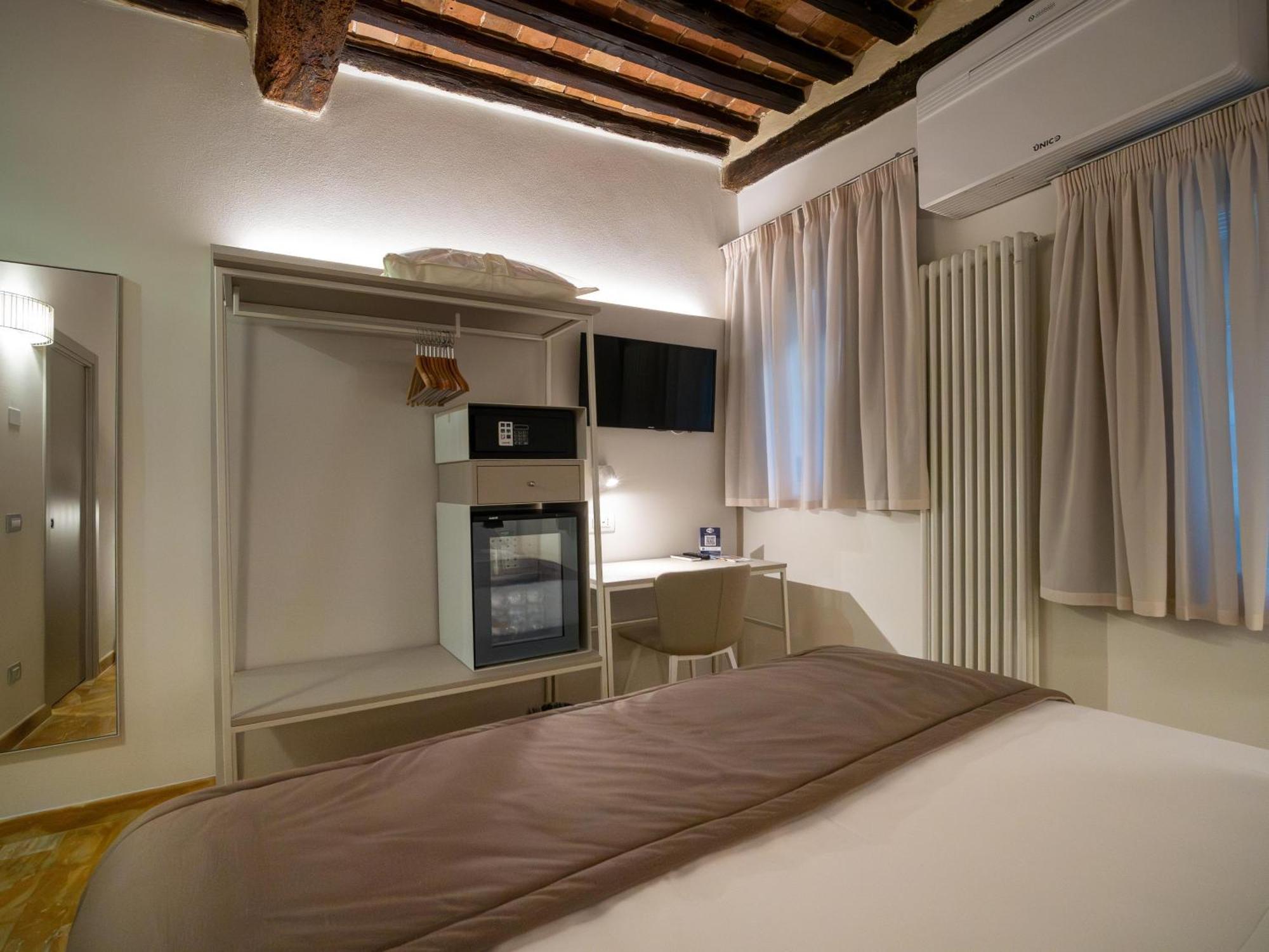 Hotel Torre Del Fuggisole Siena Esterno foto